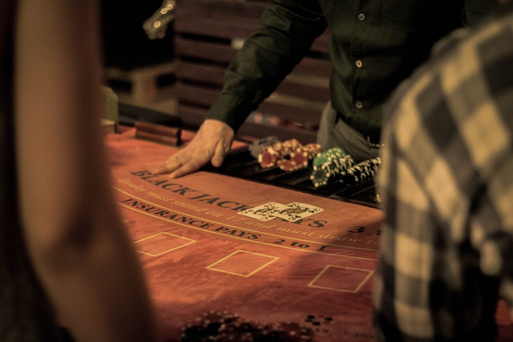 Casino Tisch. Photo by Dusan Kipic on Unsplash